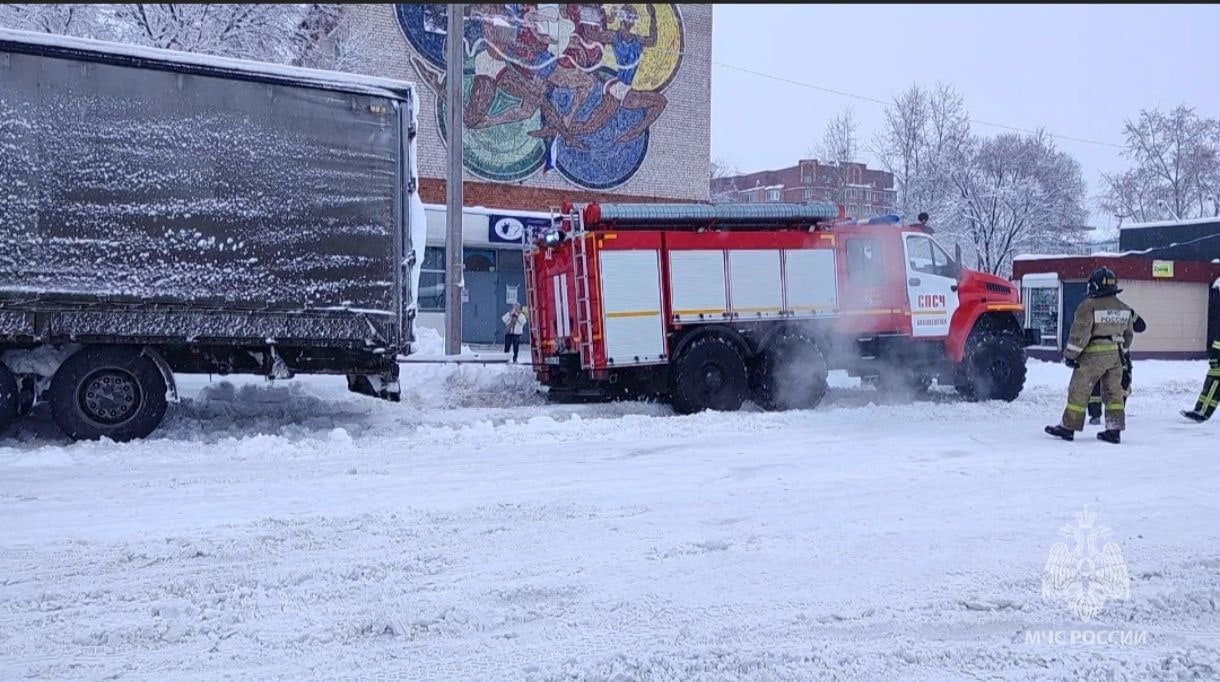 Спасатели помогли в центре Благовещенска вытащить грузовик из снега  Груженое транспортное средство не смогло покинуть место стоянки из-за снега, который идёт уже вторые сутки. Водитель попросил помощи у сотрудников МЧС России.   Огнеборцы вытянули фуру с помощью пожарного автомобиля, и водитель, поблагодарив спасателей, отправился к месту разгрузки.  По возможности, отложите поездки на автомобиле до стабилизации обстановки, просят            Реклама