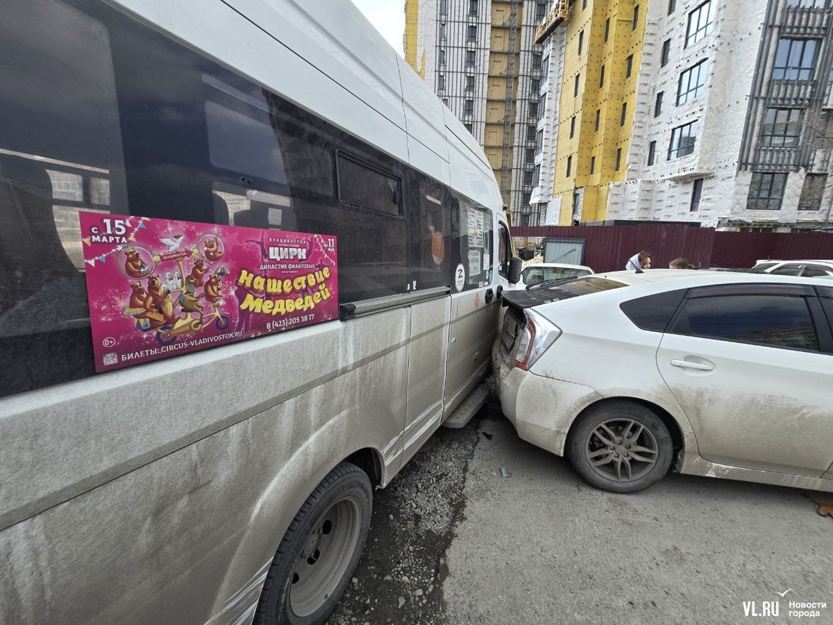 На маршруте, где произошло массовое ДТП с автобусом, работает ООО «Самокат», которое ранее находилось на хорошем счету по проценту выпущенных на маршруты автобусов среди других перевозчиков. Как подтвердил руководитель компании-перевозчика Валерий Кравцов, в момент ДТП автобус был пустой и не следовал по маршруту. Сегодняшняя ситуация, по его словам, – это всего лишь случайность и главное, что никто кроме железа и метала, не пострадал. Правда, что именно стало причиной аварии, он не рассказал.  Всего на маршруте № 85 действует 5 автобусов. Отправляются они от остановки «Тухачевского», где произошло ДТП, и едут до остановки «Суханова – Университет прокуратуры РФ». Несмотря на то, что теперь на маршруте стало на один автобус меньше, перевозчик убеждён, что на людей это никак не повлияет. Сейчас планируется сократить интервал отдыха у водителей автобусов, чтобы маршрутка приходила на остановку в точное время.