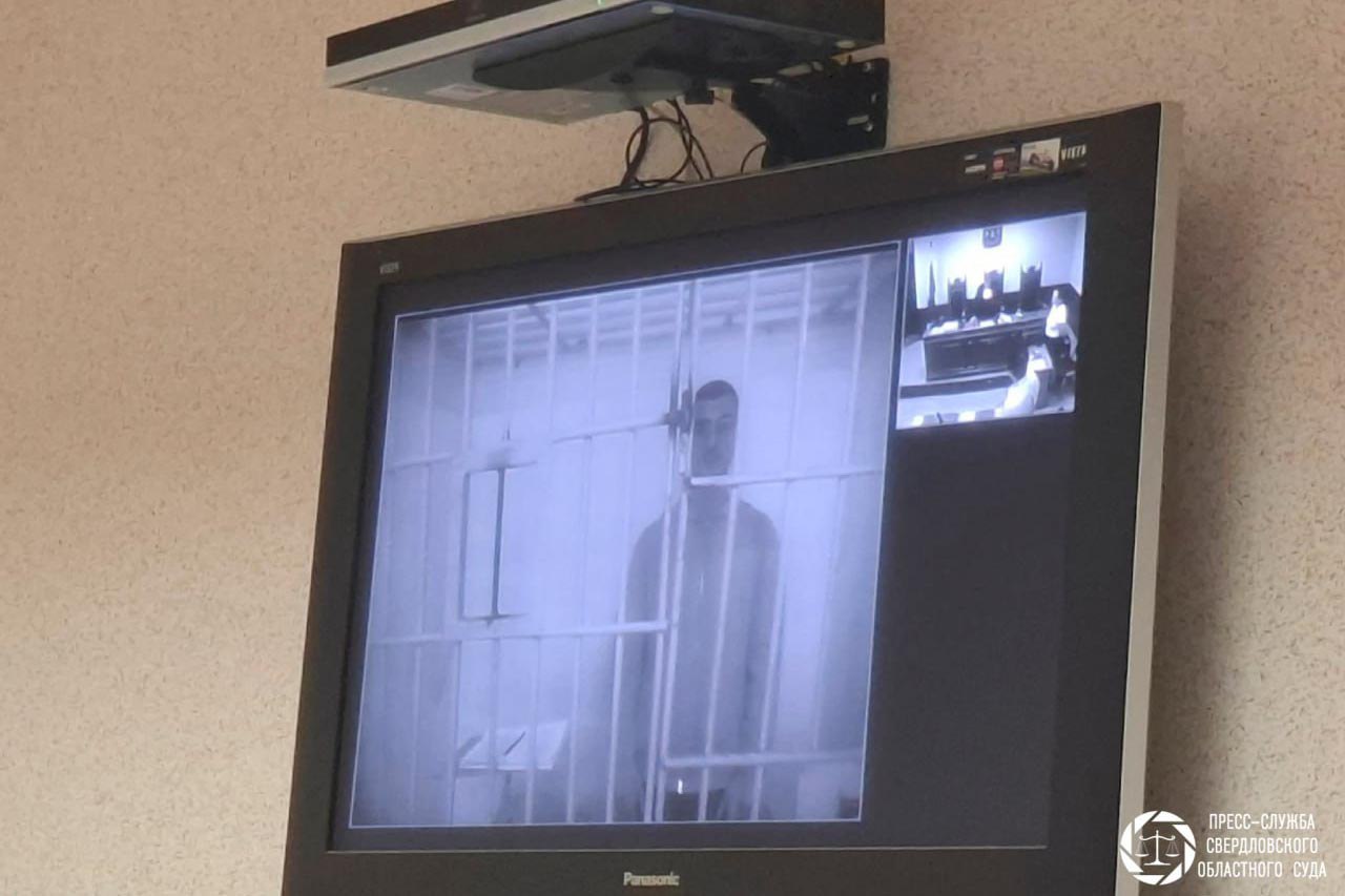 Свердловский областной суд оставил в СИЗО Мутвалу Шыхлински — сына главы азербайджанской диаспоры на Урале. Как сообщили в пресс-службе суда, мужчина останется под стражей до 14 сентября 2025 года. Его обвиняют в нарушении ч.1 ст.318 УК РФ «Применение насилия в отношении представителя власти».  В середине июля Ленинский районный суд взял под стражу Мутвалу Шыхлински. Ему удалось оспорить решение в первой инстанции, но областной суд отменил его.   Мутвала Шыхлински обвиняется в применении насилия в отношении представителя власти за то, что он наехал на внедорожнике на сотрудника силовых структур. Подсудимый отрицает вину: по его словам, он случайно сдал назад, испугавшись внезапно начавшейся операции. Тогда, 1 июля, ФСБ жестко задержали Мутвалу Шыхлински вместе с его отцом Шахином Шыхлински.