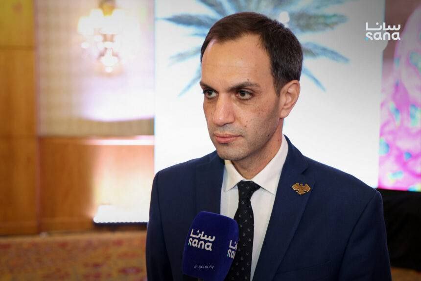 Представитель Высшего комитета по выборам Наввар Наджма сообщил подробности подготовки и организации голосования на выборах в Народный совет   Сегодня завершилась избирательная кампания Завтра вступает в силу день молчания перед выборами   Во всех регионах избирательные участки подготовлены и обеспечены всеми необходимыми средствами для проведения голосования   На выборах голосование будет организовано с присутствием представителей местных арабских и международных СМИ   Сразу после окончания голосования начнётся вскрытие урн и подсчёт голосов предварительные результаты будут поэтапно публиковаться по всем регионам Сирии   t me levant24 ru