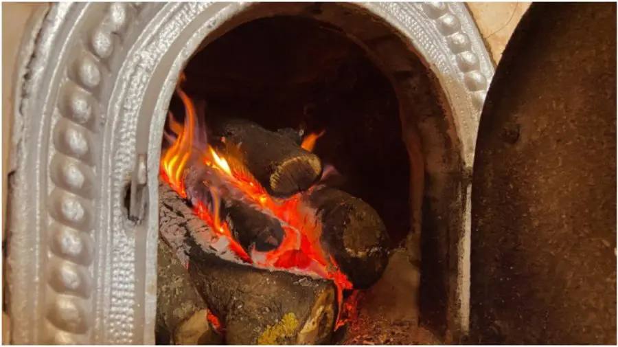 Пенсионерка отравилась угарным газом из за перегретой печи Инцидент произошёл в селе Орак Леовского района 80 летняя женщина госпитализирована в районную больницу её состояние оценивается как стабильное Причиной интоксикации пожилой женщины стал перегрев печи приведший к тлению матраса кровати расположенной рядом С начала года в Молдове зарегистрировали 291 пожар 43 человека погибли