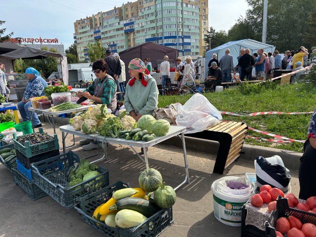 На ярмарках выходного дня в Рязани продали 3 тонны овощей  Ярмарки выходного прошли в Рязани в минувшую субботу, 9 августа. Свою продукцию на них представили 157 местных производителей, в том числе 14 фермеров и 90 граждан, ведущих личные подсобные хозяйства.  На ярмарках продали 5,2 тонны мяса, полуфабрикатов и колбасных изделий, 4 тонны молока и молочных продуктов, 3 тонны хлеба и хлебобулочных изделий. Также рязанцы купили 0,3 тонны меда и продуктов пчеловодства, 0,4 тонны рыбы, 2 тонны картофеля, 3 тонны овощей, 1 тонну яблок, 0,5 тонны ягод  смородины, малины и др. .  Как сообщает минсельхоз региона, следующие ярмарки в Рязани состоятся в субботу, 16 августа на пяти площадках: на территории УРТ на ул. Дзержинского, у ЦНТИ на ул. Крупской, у ТЦ «КИТ» на ул. Станкозаводской, у КДЦ «Октябрь» на ул. Новоселов и у ТЦ «Европа» в Дашково-Песочне  ул. Новоселов, д. 62 .