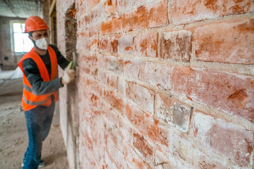 В 2025 году в рамках национального проекта «Семья» в 7 учреждениях культуры Республики будут проведены капитальные ремонты. Так, в Донецком республиканском академическом театре кукол обновят систему вентиляции, а в Донецком республиканском художественном музее будет заменена внутренняя система энергоснабжения, а также проведены отделочные работы в двух экспозиционных залах. В Волновахском муниципальном округе планируется модернизировать 2 учреждения культурно-досугового типа. Центр культуры и досуга «Юность» обновит кровлю, фасад, внутренние помещения и центральное отопление. В Новотроицком доме культуры им. Леси Украинки будут отремонтированы кровля и зрительный зал. Реконструкция музея Г.Я. Седова в Новоазовском муниципальном округе продлится в течение трех лет. В 2025 году запланирована модернизация фасада, кровли, фундамента, предусмотрена частичная замена окон и входных групп. Также поддержку продолжают получать муниципальные библиотеки: в Тельмановской муниципальной библиотечной системе будет произведена замена электроснабжения и ремонт санузлов, в центральной библиотеке для детей им. А.П. Гайдара восстановят канализацию и отопление. Продолжаем восстановление и обновление культурных объектов.