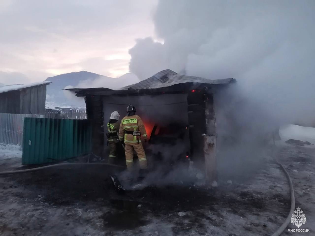 В Республике Алтай за прошедшие сутки:   Произошло 2 техногенных пожара:  в Усть-Коксинском районе селе Тихонькая горел гараж с легковым автомобилем на площади 40 квадратных метров. Никто не пострадал. На месте работали 7 человек и 2 единицы техники.   в селе Турочак произошло возгорание в жилом доме на площади 0,2 квадратных метра. Никто не пострадал. На месте работали 9 человек и 2 единицы техники.   К ликвидации ДТП пожарно-спасательные подразделения привлекались 1 раз:  в селе Улаган на улице Береговой легковой автомобиль съехал с дороги и перевернулся. Погибших и травмированных нет. На месте работали 3 человека и 1 единица техники.