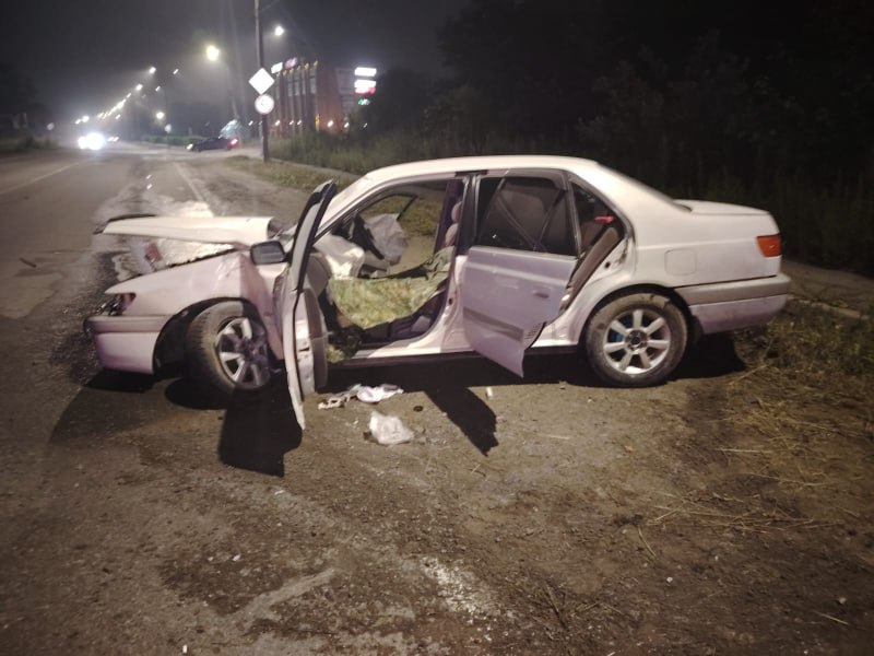 Полиция Находки: по факту угона автомашины в микрорайоне Ливадия возбуждено уголовное дело В дежурную часть отдела МВД России по городу Находке поступило сообщение 53-летнего местного жителя об угоне транспортного средства «Тойота Корона Премио» в микрорайоне Ливадия. На место происшествия был направлен наряд дорожно-патрульной службы. По пути следования к месту совершения преступления автомобиль был обнаружен в районе ДСУ. Полицейские потребовали посредством громкоговорителя остановить транспортное средство. Однако водитель проигнорировал законные требования сотрудников полиции, было принято решение о преследовании автомобиля. Водитель, создавая аварийные ситуации на дороге и двигаясь в направлении улицы Мичманской, не справился с управлением и столкнулся с автомобилем «Тойота Ленд Крузер Прадо», после чего врезался в столб уличного освещения. Водитель попытался скрыться с места происшествия, но был задержан сотрудниками полиции. Автоугонщиком оказался ранее неоднократно судимый 31-летний местный житель. По результатам медицинского освидетельствования установлено: он находился в состоянии алкогольного опьянения. Водительского удостоверения у мужчины нет. Задержанного привлекли к ответственности по ряду статей административного кодекса. Дознавателем отдела МВД России по городу Находке возбуждено уголовное дело по части 1 статьи 166 УК РФ Неправомерное завладение автомобилем или иным транспортным средством без цели хищения угон . Фигуранту также предстоит возместить ущерб, причиненный владельцам поврежденных им транспортных средств. Полиция Приморья