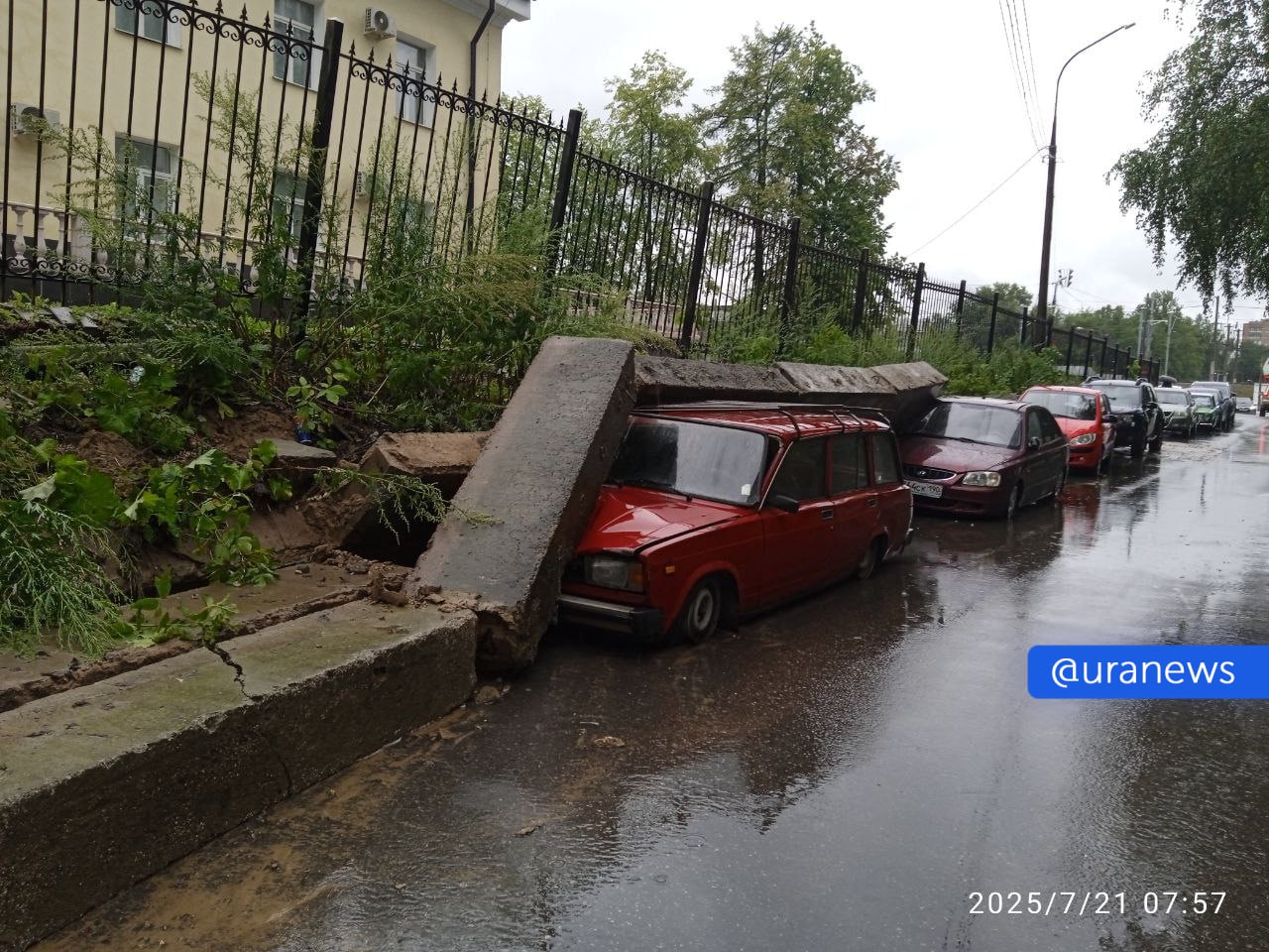 Бетонный забор упал на авто в Балашихе. На этих блоках ранее писали, чтобы машины не ставили, сообщили в местных чатах.