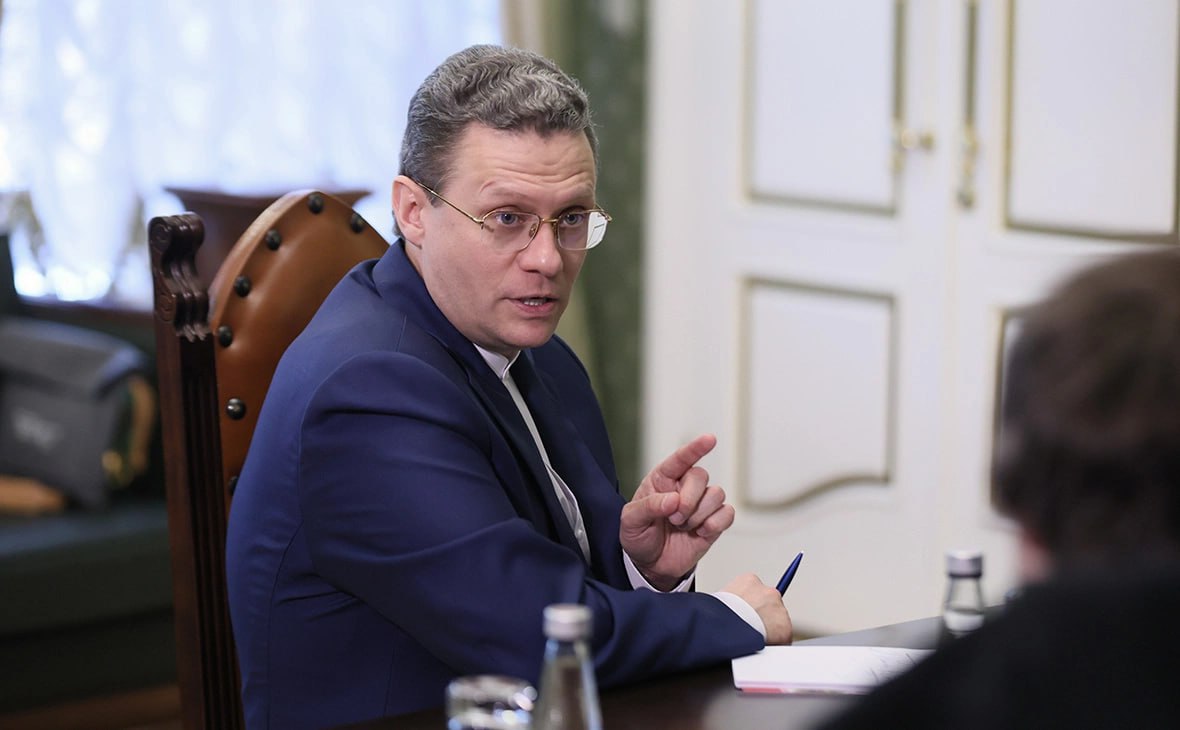  Губернатор, уничтожающий алкоголь и аборты, выбрал новую цель Глава Вологодской области Георгий Филимонов считает, что вейпы и другая продукция, содержащая никотин, — это «оружие геноцида», которое необходимо полностью запретить. «То, что нужно обязательно запретить продажу вейпов, курительных смесей, аромаингаляторов, никотинсодержащей продукции, — это факт. Не ограничить, а запретить», — заявил губернатор. Парламент Вологодской области уже направил в Госдуму законопроект, который давал бы другим регионам право запрещать продажу табачной продукции. Спикер Вячеслав Володин поддержал идею, утверждает Филимонов. Фото: пресс-служба губернатора Вологодской области Новости из Екатеринбурга