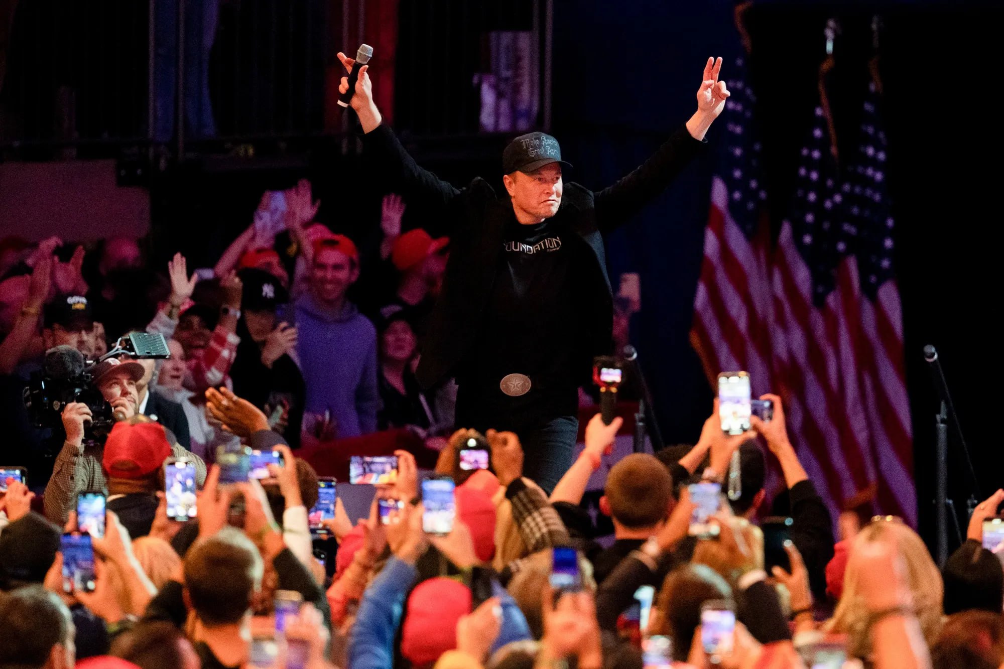 Выступая на митинге в поддержку Дональда Трампа в Madison Square Garden, Илон Маск заявил, что может сократить федеральный бюджет как минимум на $2 триллиона.   «Ваши деньги тратятся впустую», - сказал Маск толпе в воскресенье. «Мы собираемся убрать правительство с вашей спины и из ваших карманов».  Bloomberg