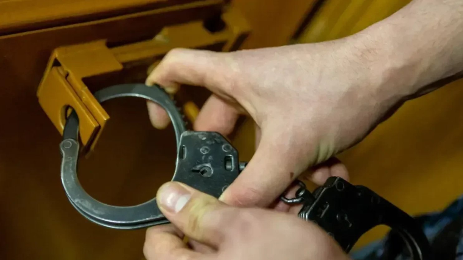 Пять лет колонии сотрудникам издания Kloop вынесли приговор в Кыргызстане Сегодня в Бишкеке вынесли приговор двум бывшим сотрудникам киргизского издания Kloop 23 летнему оператору монтажеру Жоомарту Дуулатову и 28 летнему видеоредактору Александру Александрову Каждый из них проведет пять лет в колонии общего режима Среди материалов которые легли в основу обвинения видеоролики расследования о коррупции в Кыргызстане Согласно выводам судебно лингвистической экспертизы в них содержались признаки призыва к массовым беспорядкам и протестам Следствие установило что Дуулатов занимался подготовкой видеоматериалов для публикации на YouTube Его задачи монтаж склейка роликов и добавление субтитров Александров проверял и корректировал тексты контролировал финальные версии перед публикацией В обвинительном заключении указано что осуждённые имея все условия для ведения нормального образа жизни встали на путь совершения тяжкого преступления против общественного порядка Материалы для публикаций поступали от учредителей медиа Тухватшина Рината Галины Гапаровой Болота Темирова и главреда Анны Капушенко Все они находятся за пределами Кыргызстана Фото Олег Золото MR7