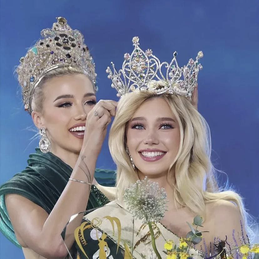 Названа самая красивая девушка на Земле Победительницей международного конкурса красоты Мисс Земля 2025 стала представительница Чехии Натали Пушкинова Помимо основного титула жюри выбрало обладательниц званий связанных со стихиями воздуха воды и огня Обладательницей титула Мисс Огонь стала представительница Таиланда Вари Нгамкхам а звание Мисс Вода завоевала вьетнамская участница Чинь Ми Ань Канал n w order