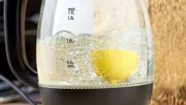 Водой с лимонной кислотой напоили 5-месячного малыша в Видном Произошло это случайно: мать промывала чайник от накипи и забыла, что в нем осталась вода непригодная для питья. С ней она и сделала смесь для ребенка на следующее утро. По реакции малыша стало понятно, что что-то не так, тогда-то женщина и вспомнила о кислоте. Она тут же вызвала скорую, ребенка забрали в Видновскую больницу. «Мы экстренно провели малышу промывание желудка, назначили инфузионную терапию, которая способствовала оперативному выведению кислоты из организма. Благодаря своевременному обращению и профессиональной помощи удалось избежать опасных последствий», — рассказала заведующая педиатрическим отделением Видновской клинической больницы Вероника Петрова. 1 Подпишись Поделись новостью