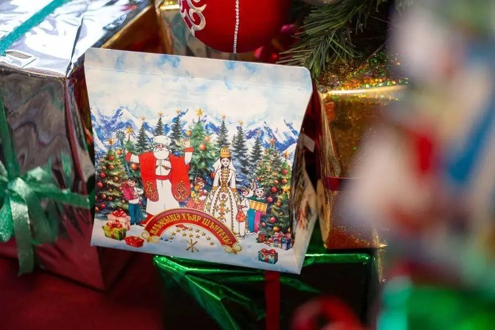 В Адыгее стартуют новогодние благотворительные мероприятия которые проводятся по инициативе Главы РА Мурата Кумпилова Для младших школьников республики подготовлена партия новогодних подарков которые будут переданы в муниципалитеты региона Всего сформировано более 26 000 подарков от Главы РА для всех учащихся 1 4 классов общеобразовательных организаций республики Подготовлены также 730 подарков для школьников из аулов Лазаревского и Туапсинского районов Краснодарского края Кроме того в Херсонскую область уже отправлена партия гостинцев из Адыгеи 10 200 сладких наборов для детей подшефных территорий Сюрпризы ждут ребят в ходе традиционных утренников которые пройдут c 22 по 29 декабря в Театральном объединении и в Концертном объединении республики Глава Адыгеи напомнил что в республике также продолжается акция Ёлка желаний За годы ее проведения акция помогла воплотить в жизнь мечты тысяч детей оказавшихся в непростой жизненной ситуации Пресс служба Главы РА