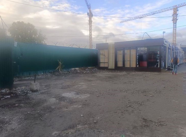 Рядом с автовокзалом Перми демонтировали самовольную постройку Рядом со зданием автовокзала Перми демонтировали самовольно реконструированное здание Об этом сообщает Новый компаньон со ссылкой на пресс службу мэрии Ранее Семнадцатый арбитражный апелляционный суд удовлетворил иск администрации Свердловского района Перми и признал двухэтажное здание самовольной постройкой На первом этаже здания размещалась пекарня а на втором самовольном надстроенном этаже кафе Суд обязал собственника демонтировать второй этаж в течение шести месяцев или в случае неисполнения требований в установленный срок снести объект в течение трех месяцев В установленные сроки решение суда выполнено не было Мэрии было предоставлено право самостоятельно демонтировать объект с последующим отнесением расходов на ответчика однако владелец самостоятельно демонтировал постройку