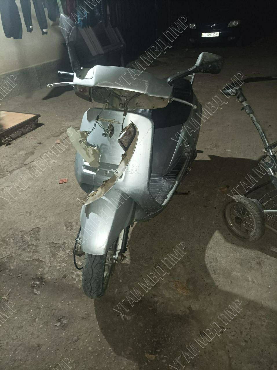 В Кицканах пьяный пешеход попал под колёса мопеда За рулём Хонды оказался 14 летний подросток без прав Мужчина после аварии ушёл с места происшествия до приезда скорой и милиции Подросток с травмами доставлен в больницу mvdpmr