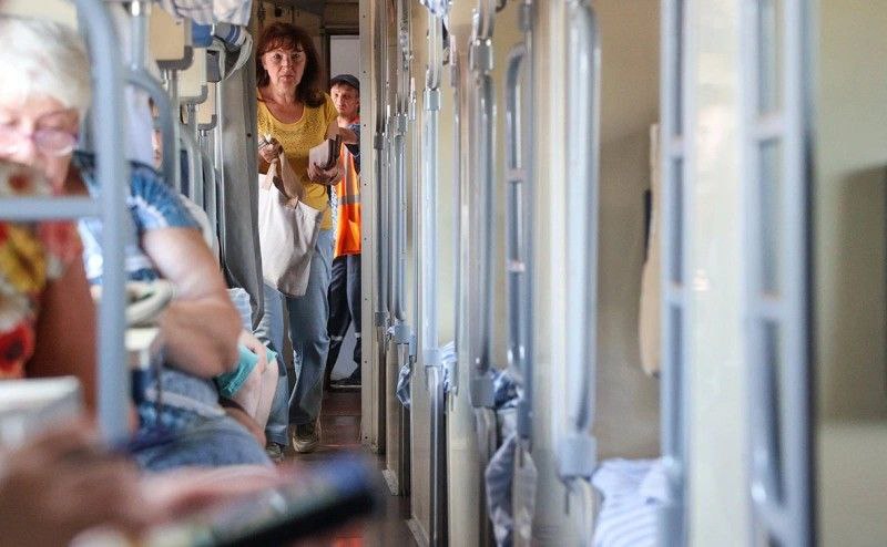 При покупке билетов в плацкартные вагоны убрали автоматическую отметку о согласии с приобретением постельного белья Стоимость билетов в плацкартные вагоны поездов АО ФПК следующих во внутрироссийском сообщении не включает постельное белье которое теперь предлагается как дополнительная услуга Ранее отметка о согласии на его получение при бронировании проставлялась в автоматическом режиме Начиная с 1 сентября в соответствии с требованиями федерального закона эта услуга будет активироваться только после того как пассажир самостоятельно отметит соответствующее поле В ФПК добавили что если соответствующая отметка не была сделана но постельное белье потребовалось во время поездки его можно будет получить за дополнительную плату непосредственно у проводника PROtransport