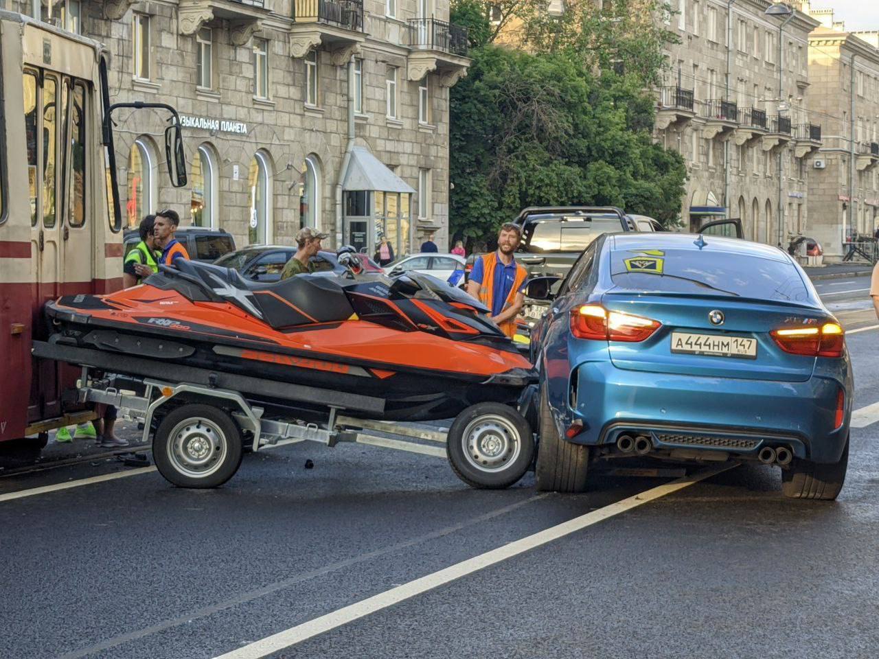 Савушкина, 20: новый вид водно-рельсового спорта  Вечером 10 августа в Приморском районе встретились трамвай, автомобили и… гидроциклы. Всё началось с обычного красного света, а закончилось тем, что пикап вылетел на пешеходную зону, потерял аквабайк, а синий «BMW» получил водный привет.  По предварительной версии, заварил этот морской борщ трамвай. Пострадавших нет — только лёгкое недоумение у всех, кто теперь гадает, как сюда вписались гидроциклы.