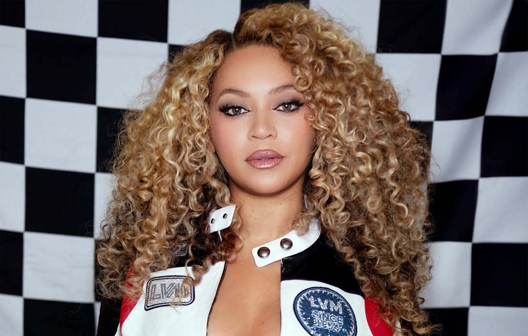 Состояние Бейонсе превысило 1 млрд долларов сообщил Forbes По подсчетам медиа певица вошла в топ 5 богатейших музыкантов мира благодаря успешному туру Сowboy Carter Долларовыми миллиардерами ранее удавалось стать только четырем певцам Среди них Тейлор Свифт и Рианна муж Бейонсе Джей Зи а также Брюс Спрингстин Больше новостей в Daily News