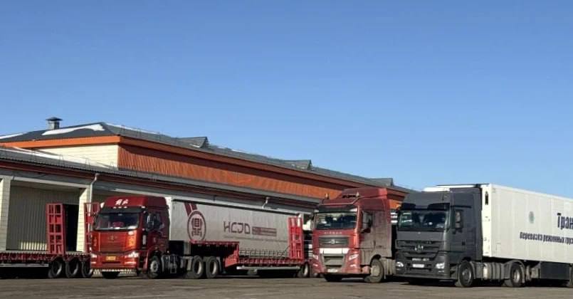 Цифровые решения приходят на помощь дальнобойщикам Забайкальска Грузооборот в автомобильном пункте пропуска на российско китайской границе вырос на 7 2 всего за три недели За этот период было обработано больше 20 тысяч машин и почти четверть миллиона тонн груза Среднесуточный поток составил около тысячи транспортных средств международного следования Теперь водители получают электронный талон в специальных терминалах а номер своей очереди видят на больших экранах Такая система позволяет избежать хаоса и значительно ускорить процесс пересечения границы Электронная очередь начала полноценно функционировать с 20 декабря 2025 года Это решение стало ответом на растущие объемы перевозок и помогло сократить время ожидания при оформлении таможенных документов Цифровизация помогает оптимизировать работу погранперехода и повысить эффективность всей системы грузоперевозок через границу Китая и России БольшаяЛогистика