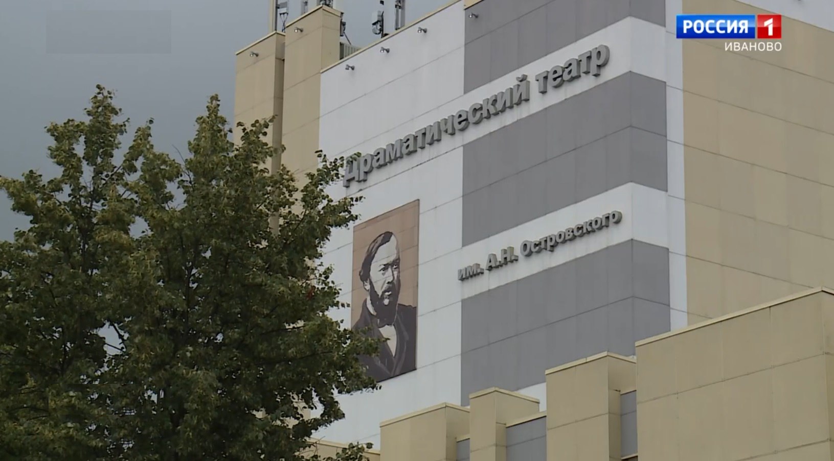 Кинешма на несколько дней превратилась в театральную столицу Кинешма на несколько дней превратилась в театральную столицу Здесь продолжается Международный фестиваль Островский фест За 4 дня зрителям покажут 19 спектаклей театров из России Ирана Казахстана Франции Беларуси и Киргизии Программа очень насыщенная Только сегодня на сценах кинешемского театра имени Островского и городского дома культуры покажут 4 спектакля Их представят театральные труппы из Москвы и Минска Одна из постановок называется Спасибо деду за Победу и она особенно актуальна в год юбилея со дня окончания Великой Отечественной Это яркий рассказ о том как любовь прошла через всю войну Завершится фестиваль 24 августа Сайт   ivteleradio ru Бот обратной связи в ТГ ivteleradio feedback bot