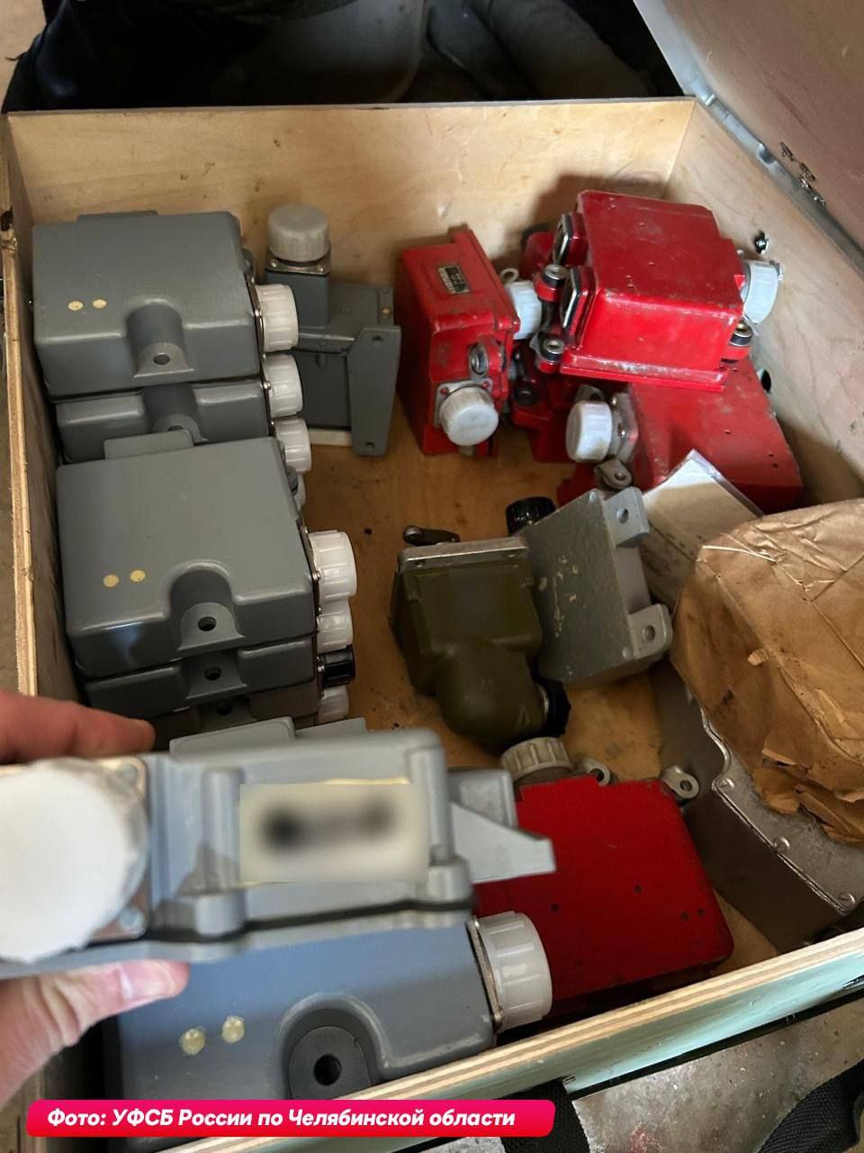 Ядерные материалы пытался отправить по почте Южноуралец но был задержан ФСБ Мужчина планировал отправить запрещенное вещество в одну из азиатских стран через транспортную компанию Отмечается что марте он его уже задерживали за контрабанду сомнительной продукции и следствие установило что груз не только нелегален но и излучает радиацию Сейчас по всем эпизодам продолжаются следственные действия Кстати Челябинск