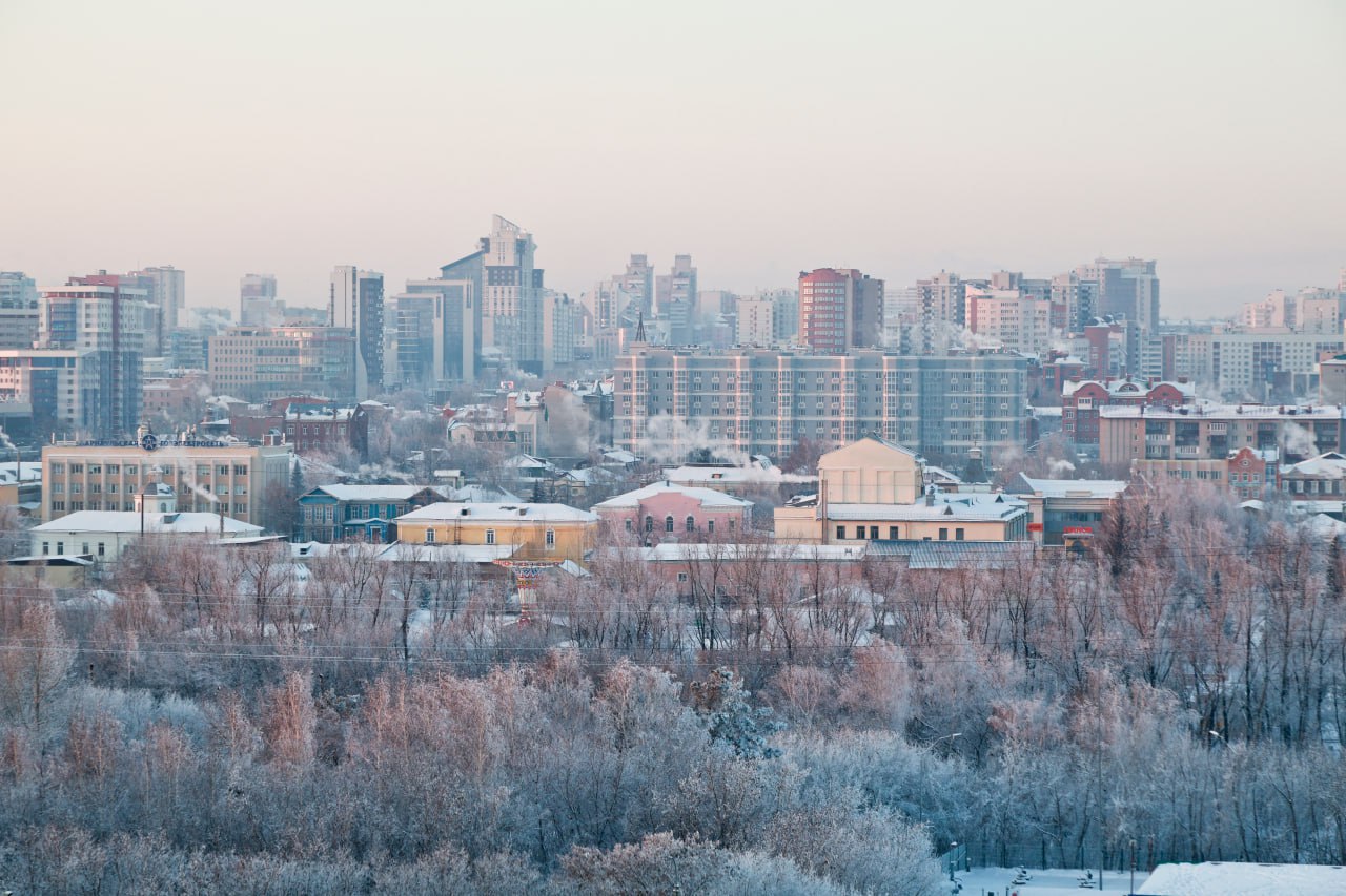 ТОЛК новости Барнаула Алтайского края и Республики Алтай Вечерний Барнаул выпустил новый подкаст об обеспечении общественного порядка в краевой столице Гостем выпуска стал заместитель начальника УМВД России по Барнаулу начальник полиции Виталий Лукин В подкасте он отвечает на вопросы горожан о самых актуальных темах росте числа мошенничеств и популярных схемах обмана конфликтах между соседями во дворах и причинах вызова полиции а также о том как правоохранительные органы будут работать в новогодние праздники Отдельное внимание уделено мерам безопасности и рекомендациям которые помогут жителям избежать преступлений и спокойно провести праздничные дни Подробнее в сообществе во ВКонтакте мэриябарнаула ТОЛК ТОЛК в подробнее на канале ТОЛК новости Барнаула Алтайского края и Республики Алтай