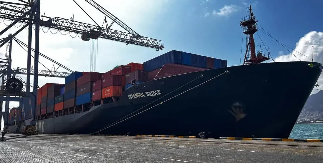 Арктический экспресс Китай Европа Китайский контейнеровоз Istanbul Bridge с 4 8 тыс TEU на борту прибыл в крупнейший британский контейнерный порт Феликстоу пройдя арктическими морями 7 5 тыс миль всего за 20 дней через Суэц вдвое дольше Первая транзитная перевозка контейнеров через Арктику состоялась в 2018 году когда судно Venta Maersk прошло маршрутом Владивосток Пусан Корея дозагрузка Бремерхафен Германия Санкт Петербург В восточном секторе Севморпути ледокольную проводку осуществлял атомоход 50 лет Победы В этот раз Istanbul Bridge прошёл весь путь самостоятельно Но самое главное отличие 7 лет назад в Maersk лишь протестировали переход через полярный регион без каких либо планов развивать это направление Сейчас же Sea Legend Line оператор контейнеровоза по сути запускает первый линейный сервис через Арктику China Europe Arctic Express соединяющий Азию и Европу с заходом в несколько китайских и европейских портов далее Istanbul Bridge проследует в Роттердам Гамбург и Гданьск Впрочем никаких шапкозакидательских настроений без круглогодичной навигации полноценно развивать транзит не получится а с этим пока грустно несмотря на все бравурные обещания прошлых лет На недавнем ВЭФ 2025 Екатерина Ляхова директор по развитию бизнеса Росатома пообещала обеспечить круглогодичность и регулярность навигации по Севморпути в течение 10 лет Грузопоток