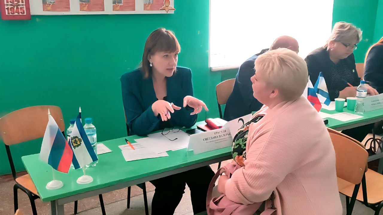 Вопросы упрощения регистрации и ведения бизнеса в Херсонской области обсуждались в рамках работы мобильной приемной губернатора Замминистра промышленности и торговли Херсонской области Светлана Красуля приняла участие в работе мобильной приемной в Великолепетихском округе. Особое внимание было уделено развитию логистической инфраструктуры для бесперебойной поставки товаров и инвестициям в строительство складов и модернизацию транспортных сетей. "В завершение она отметила приоритетность развития торговли и поддержки бизнеса для Правительства области, выразив уверенность в создании условий для экономического роста и повышения уровня жизни населения", — сообщили "Таврии" в Минпромторге региона. ПОДПИСАТЬСЯ НА ТАВРИЮ