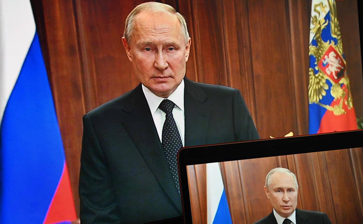 21 сентября 2022 г уже три года назад Путин объявил частичную мобилизацию Тогда на мужчин устраивали облавы у метро и подъездов у работодателей запрашивали документы на годных к службе к работников а также просили их передавать им повестки Цены на авиабилеты из России взлетели в несколько раз и превышали 100 тысяч рублей А те кто не успел купить билет на самолет стояли в очередях на сухопутной границе с Грузией и Казахстаном в надежде спастись большое количество людей с тех пор не вернулись в Россию потому что получили повестку либо в отношении мужчин возбуждены уголовные дела Власти и даже Путин много раз уже говорили о том что мобилизация завершена но никаких указов о прекращении Путин до сих пор не подписывал По минимальной оценке не менее 1 2 1 5 миллионов человек могли быть приведены в строй мобилизованных и контрактников с 2022 года по 2025 год включительно Гуд Афтенун Новости