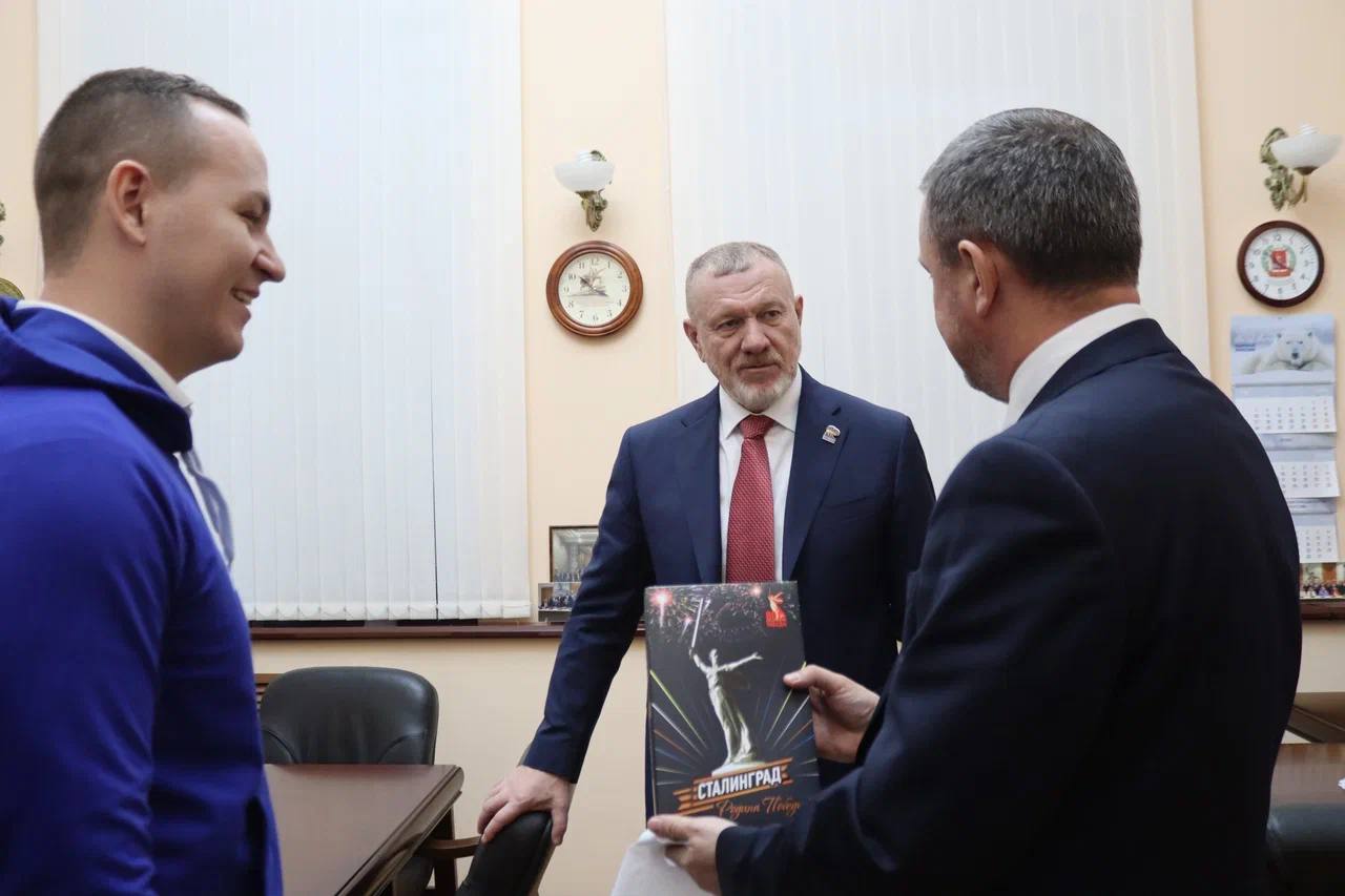 В Волгограде прошла рабочая встреча с руководителем Южного межрегионального координационного совета Партии Стратегию развития регионального отделения участие молодежи в партийных проектах и усиление кадрового потенциала обсудили в ходе встречи с Секретарем реготделения Партии сенатором РФ Сергеем Горняковым и первым заместителем председателя областной Думы руководителем фракции Единая Россия в областной Думе Михаилом Струком Заместитель председателя МГЕР Юрий Костомаха руководитель аппарата федерального координатора по ЮФО Михаил Дубровский и региональный руководитель Владислав Ушаков рассказали о текущей деятельности организации итогах за 2025 и планах на следующий год Особое внимание уделили вопросам поддержки инициатив молодых людей и вовлечения их в общественно политическую жизнь региона Молодая Гвардия в МАХ МолодаяГвардия