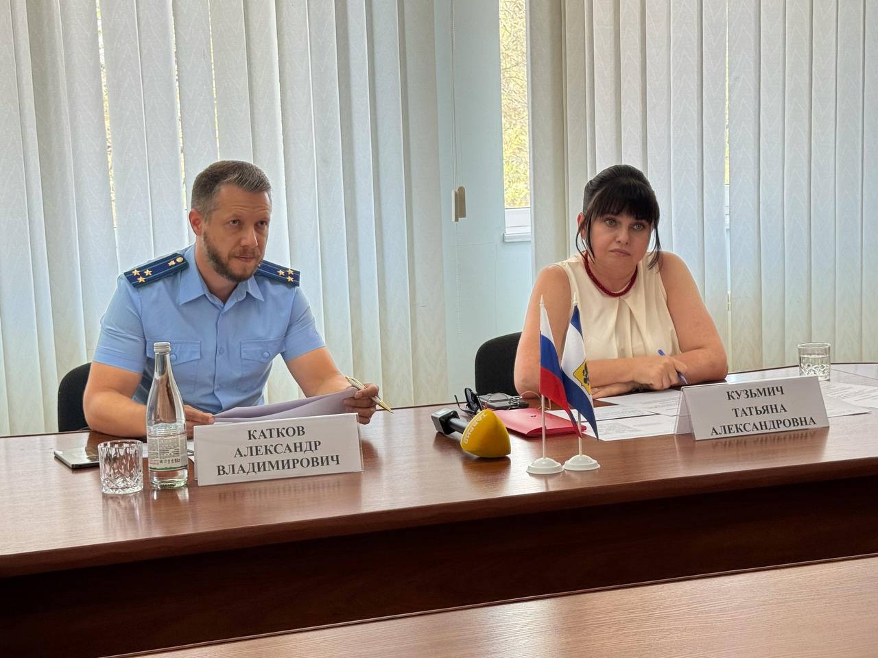 Зампрокурора Херсонской области Александр Катков, совместно с замгубернатора Татьяной Кузьмич провели прием граждан Сегодня, заместитель прокурора Херсонской области Александр Катков и заместитель Губернатора Татьяна Кузьмич провели совместный выездной прием граждан в районном центре Ивановского муниципального округа. В ходе общения граждане сообщили об отсутствии правовой базы для вылова рыбы из Каховского канала, о необходимости проведения ремонта Дома культуры в пгт Ивановка, организации автобусного сообщения внутри Ивановского муниципального округа Агайманы - Ивановка, Ивановка –Агайманы . Помимо этого, также попросили рассмотреть вопрос об открытии еще одной школы в районном центре и об оказании помощи в возвращении архива постоянного хранения Воскресенской школы. Значимым вопросом для жителей округа является и строительство многофункционального центра для оказания государственных и муниципальных услуг. По всем поступившим обращениям незамедлительно организованы проверки, по результатам которых при наличии оснований будут приняты исчерпывающие меры прокурорского реагирования, направленные на восстановление нарушенных прав граждан.