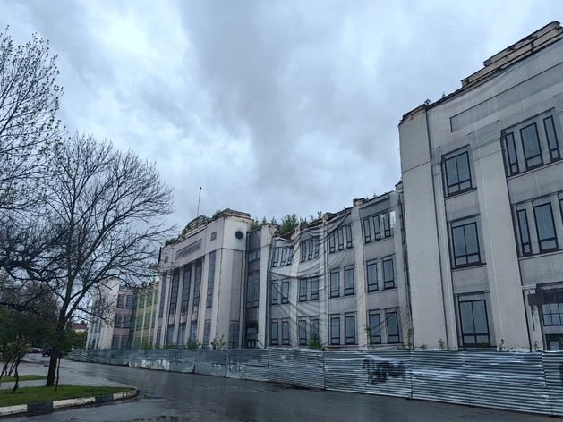 Завершение реконструкции нижегородского ДК перенесли на два года Реконструкцию дворца культуры им Ленина в Нижнем Новгороде завершат к концу 2028 г Изначально закончить работы планировалось в 2026 г Как сообщили NN DK RU в министерстве имущественных и земельных отношений региона активная фаза работ по разбору аварийных конструкций здания бывшего ДК им Ленина начнется во второй половине ноября 2025 г Их завершат в первом квартале 2026 г после чего инвестор приступит уже непосредственно к строительным работам Инвестором выступает ООО Специализированный застройщик ДК В ходе реставрации здание приспособят под современное использование сберегая его внешний вид сохранившиеся элементы интерьера Деловой квартал НН