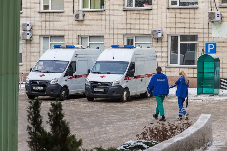 Все службы скорой помощи Новосибирской области объединят к 2030 году Об этом заявили в ходе пресс конференции в ТАСС 28 апреля Заместитель министра здравоохранения Новосибирской области Лада Шалыгина и главный врач городской станции скорой помощи Александр Балабушевич Предстоят большие задачи до 2030 года планируем службы скорой помощи объединить структурно В прошлом году благодаря поручению вице губернатора Константина Хальзова мы объединили центр медицины катастроф и станции скорой медпомощи в единое юридическое лицо для оптимизации работы вызовов нестандартных ситуаций и выработали единое решение на территории Новосибирской области сообщила замминистра здравоохранения Как добавил Александр Балабушевич в ближайшие годы также планируется строительство подстанции скорой медицинской помощи в Первомайском районе Уже выбрано место строительства для которого был разработан полноценный индивидуальный проект Подписаться на наш канал в MAX