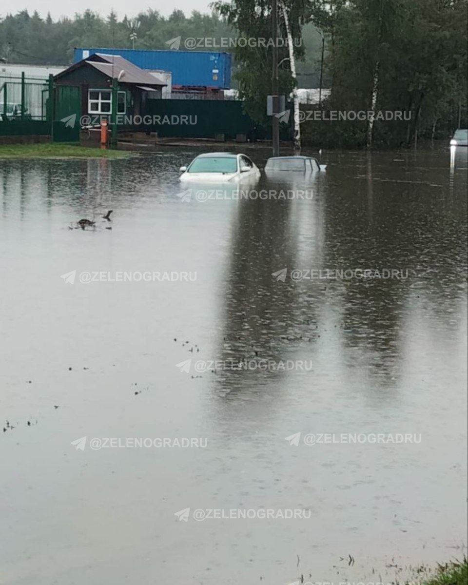 Зеленоград продолжает уходить под воду. Во 2-м Западном проезде несколько машин почти полностью утонули.  Фото: Новости Зеленограда / Telegram   Если вы сейчас наблюдаете последствия непогоды, то пишите нам: