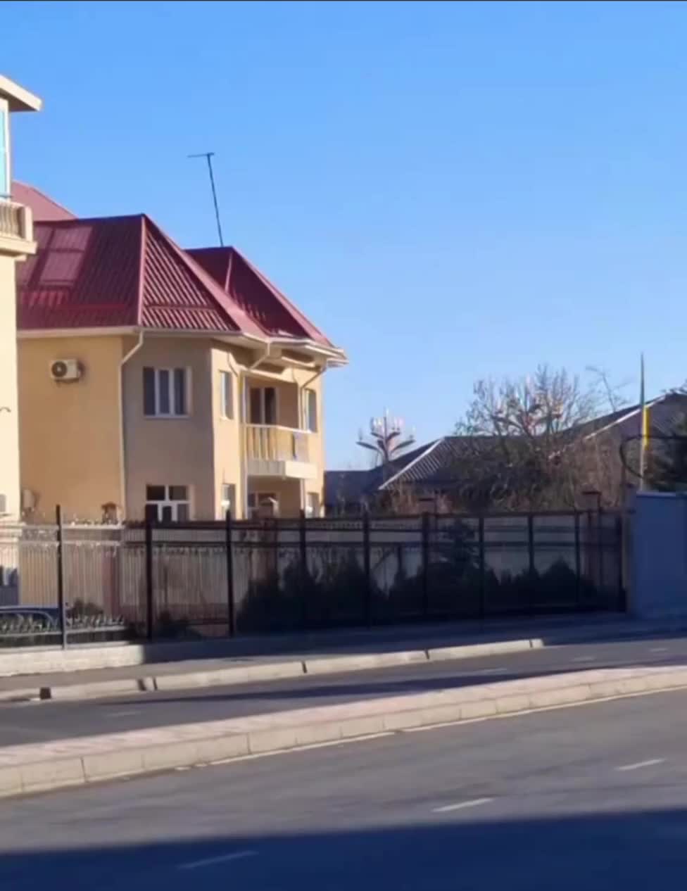 Кыргызстан установил экран для сокрытия украинского посольства во время визита Путина