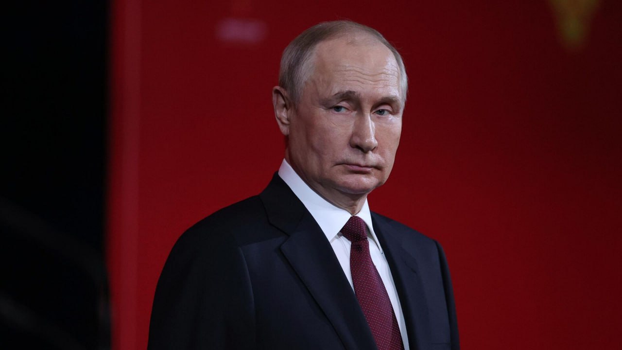 Россия утратит конкурентоспособность, если будет покупать машины, а не производить. А дальше — и суверенитет, считает Владимир Путин.  В 2022 партнеры РФ удрали из автопрома. Однако стране за годы их работы удалось поэтапно создать собственное производство, отметил президент.