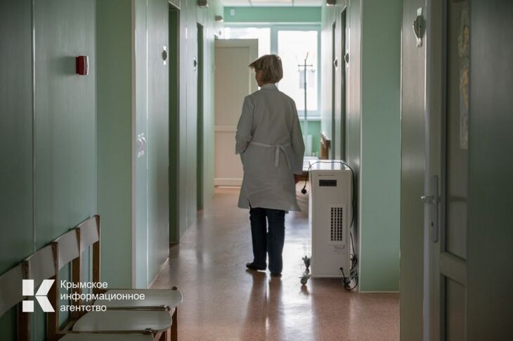 Врач рассказал, как вовремя распознать гепатит Вирусные гепатиты — не такие очевидные, но очень опасные инфекционные заболевания, которые по-прежнему представляют одну из наиболее распространенных медицинских угроз. В России зарегистрировано около 4 млн пациентов с этими диагнозами, но реальное число может быть значительно выше — из-за бессимптомного течения и недообследования, сообщил РИАМО врач-инфекционист, д. м. н. Владимир Неронов. «Гепатит — это воспаление печени. Причиной чаще всего становится вирус. Известно 8 вирусов, поражающих печень, но самые опасные и распространенные — A, B и C. У них есть общие черты, например, слабость, боли в животе, тошнота, желтушность кожи. Но механизмы заражения и последствия — разные», — рассказал Неронов. ЧИТАЙТЕ ТАКЖЕ: 1246 чело... Подробнее>>>