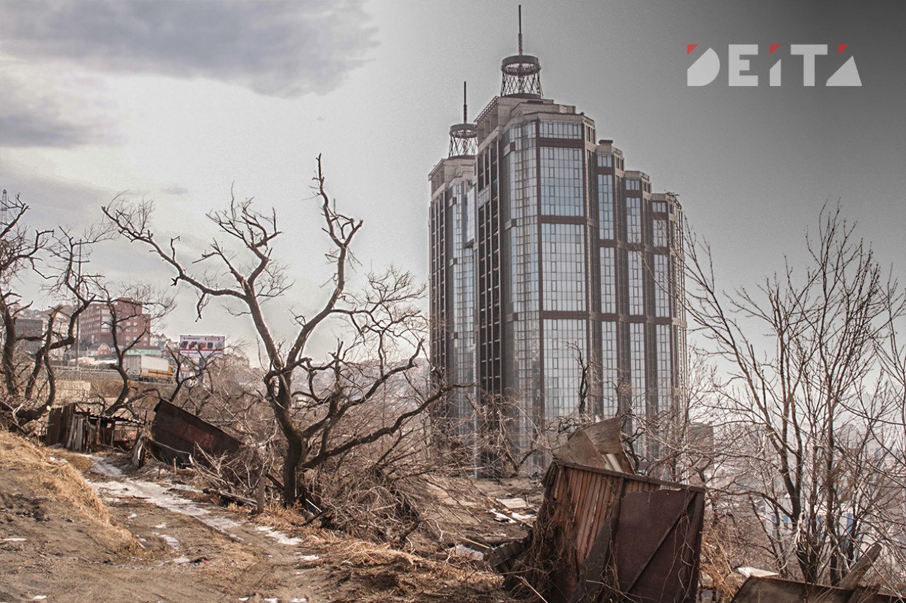 Краевой суд утвердил конфискацию активов бизнес империи экс мэра Владивостока Николаева Владимир Николаев проиграл апелляцию и не смог оспорить решение о передаче государству своего обширного имущества Приморский краевой суд оставил в силе вердикт Ленинского районного суда от 25 июля 2025 года отклонив жалобы бывшего градоначальника и аффилированных лиц В доход государства перейдут более 800 объектов недвижимости общей стоимостью около 15 млрд рублей и денежные средства на сумму свыше 590 млн рублей Среди ответчиков числятся сам экс мэр его родственники и целый ряд компаний включая МКК ТАЙМ ГАРДЕН ЛИМИТЕД и ООО Магнум бизнес центр на Володарского где каждое помещение учитывалось отдельно Следствие доказало что активы были получены с нарушением антикоррупционного законодательства Николаев продолжал заниматься коммерцией находясь на посту депутата и главы администрации Процесс деприватизации однако затронул и сторонних предпринимателей которые добросовестно приобретали и реконструировали помещения у структур экс мэра для ведения собственного бизнеса Deitaru