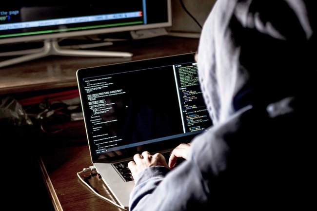 В России растет число кибератак на клиентов ведущих российских банков которые хакеры совершают через детей За первые шесть месяцев 2025 года было зафиксировано около 3500 подобных инцидентов Средний размер похищенного с начала года вырос почти в 2 5 раза с 80 тысяч до 190 тысяч рублей а общий ущерб по итогам полугодия может превышать 600 млн рублей рассказали аналитики департамента компании F6 по противодействию финансовому мошенничеству До конца 2024 года такие инциденты происходили регулярно однако они не были массовыми В декабре того же года мошенники начали активно использовать в схемах против детей социальную инженерию тогда было зафиксировано около 100 подобных случаев По итогам уже первого полугодия 2025 года ежемесячное количество мошеннических атак через детей выросли до 580 увеличившись почти в шесть раз О том как уберечь ребенка от аферистов читайте в материале на сайте РГ rg ru 2025 08 25 za polgoda hakery ukrali cherez ataki na detej bolee 600 millionov rublej html tgm Фото iStock Подписаться на Российскую газету Читать нас в MAX