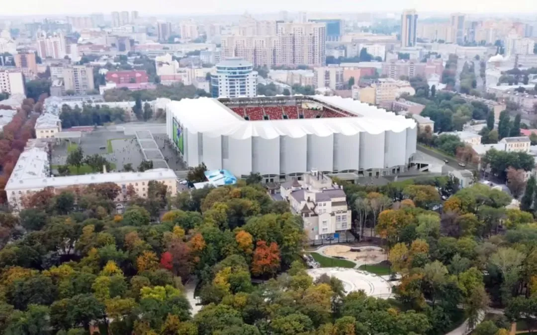Новую спортивную арену на месте Центрального стадиона профсоюзов в Воронеже планируют построить на условиях государственно частного партнёрства Соответствующий проект приказа регионального министерства спорта опубликован на портале антикоррупционной экспертизы Документ определяет ГБУ ВО Спортсооружения как уполномоченную организацию которая будет оказывать всестороннее содействие и правовую поддержку при рассмотрении инициатив о заключении концессионных соглашений Ранее губернатор Александр Гусев называл несколько возможных источников финансирования строительства главной арены столицы Черноземья федеральный бюджет средства Союзного государства России и Беларуси а также частные инвестиции в том числе через концессию Проект реконструкции ЦСП подготовленный московским институтом Арена получил одобрение Главгосэкспертизы ещё год назад По самым скромным подсчётам строительство обойдётся примерно в 17 5 миллиарда рублей Пока работы на объекте ведутся за счёт областного бюджета Снос старого стадиона начался 1 декабря 2025 года а победителем открытого конкурса стало ООО Стройинжиниринг с белорусскими корнями именно эта компания возводила в Воронеже стадион Факел Подписаться на VRN Град Мы в МАХ