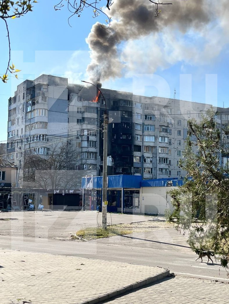 Украинский дрон-камикадзе "Баба Яга" атаковал девятиэтажный жилой дом в херсонском городе Алешки, сообщил источник "Известий". Инцидент произошел около 08.50. Предварительно, никто не пострадал. Отправить новость