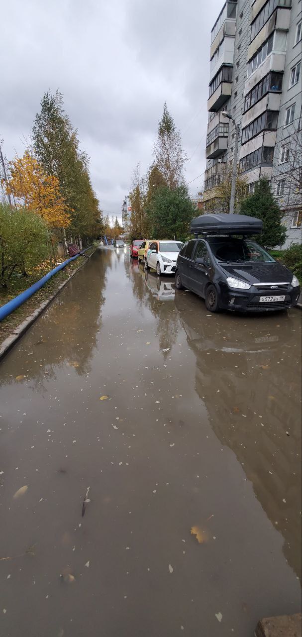 Из-за дефекта на трубопроводе на Рябовском, 117к2 проезд превратился в реку.   Сегодня в ночь специалисты «Водоканала» будут прочищать сливные колодцы и откачивать воду, чтобы осушить проезд. Завтра аварийные бригады предприятия приступят к устранению дефекта на трубопроводе холодного водоснабжения.