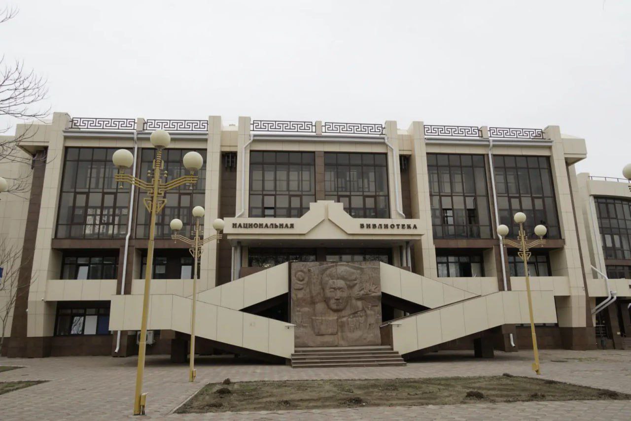 Калмыкия выбыла из ТОП 3 самых читающих регионов России По итогам прошлого года лидерами стали жители Магаданской области проводящие с книгами в среднем 1 час 27 минут в день Почетные второе и третье места заняли Курганская и Сахалинская области Рейтинг опубликовало агентство ТАСС Калмыкия которая была лидером в 2024 году в новом рейтинге опустилась на пятую строчку Несмотря на это сами жители республики стали читать больше их среднее времяпрепровождение с источником знаний выросло до 1 часа 23 минут в день Агентство отмечает что россияне в целом стали читать на 10 больше чем годом ранее Быть в курсе Прислать новость Также подписывайтесь на наш новостной канал в MAX Вести Калмыкия