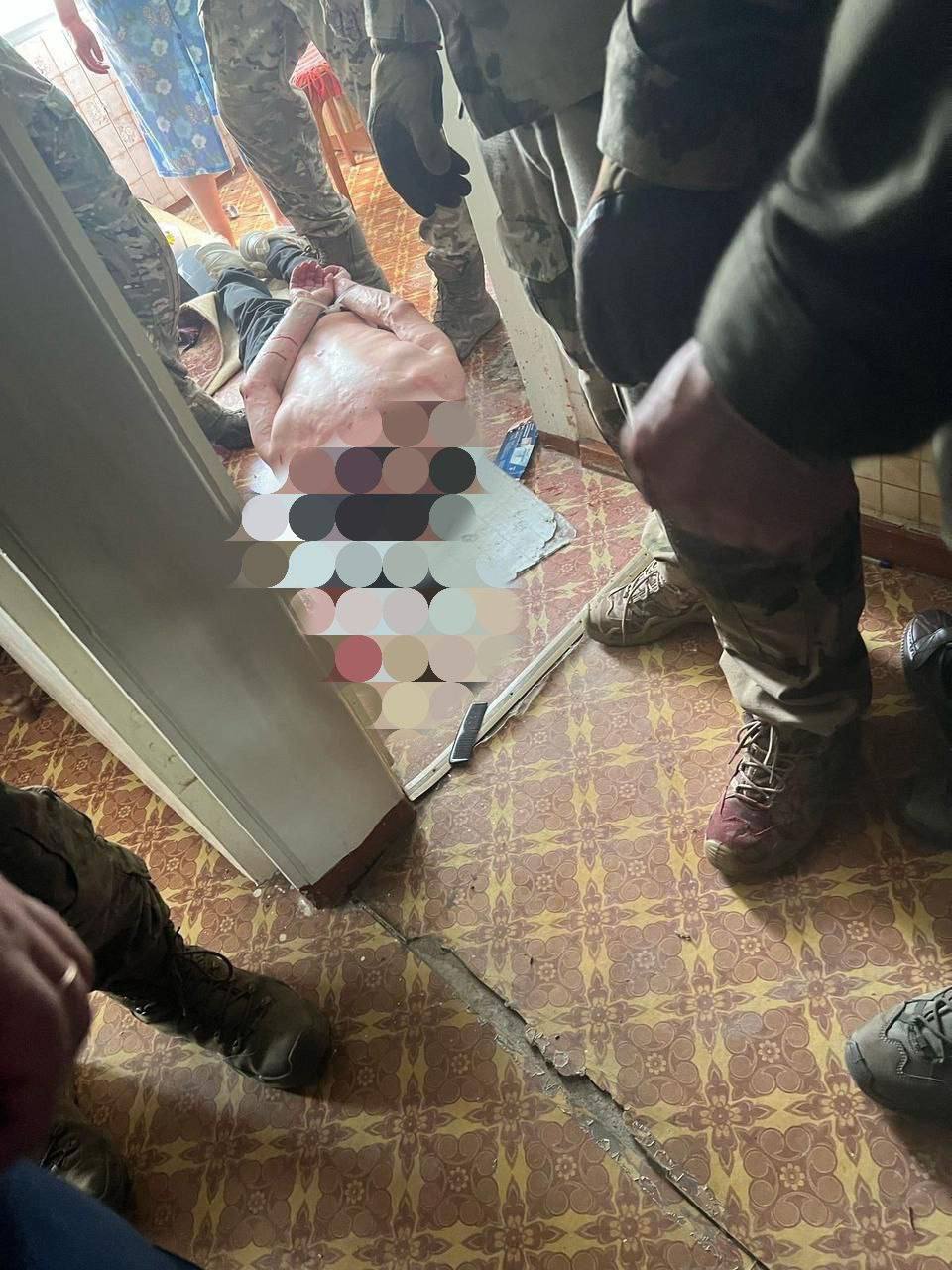 Прокуратура Омской области признала законным постановление о возбуждении уголовного дела в отношении 28-летнего ранее неоднократно судимого местного жителя. Он подозревается по ч. 2 ст. 139 УК РФ незаконное проникновение в жилище , ч. 2 ст. 127 УК РФ незаконное лишение человека свободы По версии следствия, сегодня в дневное время данный гражданин в состоянии опьянения незаконно проник в квартиру пожилой женщины в доме на ул. Менделеева в г. Омске. Прибывшие на место происшествия сотрудники полиции и следственного комитета установили, что мужчина насильно удерживает женщину в квартире. При силовой поддержке отряда СОБР Росгвардии злоумышленник был задержан. В ближайшее время будет решен вопрос об избрании указанному лицу меры пресечения. Ход расследования уголовного дела прокуратура поставила на контроль.