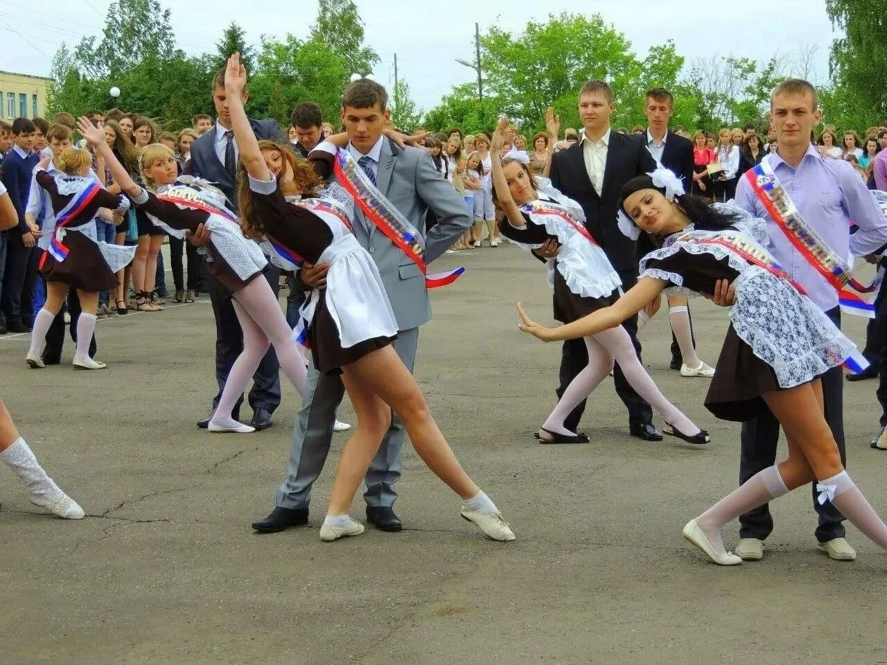 Российским школьникам запретят танцевать на выпускных под иностранные песни Причина закон о защите русского языка и несоответствие традиционным ценностям Соответствующие решения приняты в школах Рязанской Тамбовской и Ярославской областей пишет Mash Канал рассказывает что в одной из рязанских школ одиннадцатиклассники несколько месяцев репетировали выпускной танец под песню Shape of My Heart Стинга Однако администрация по собственному усмотрению заменила ее на композицию Последний вальс из сериала Ландыши В других учебных заведениях под отмену попали песни Тони Брэкстон и Уитни Хьюстон В Госдуме подобные решения не одобрили Депутат Вассерман в интервью Подъему назвал их изрядным перегибом   Подписывайтесь на Расстригу