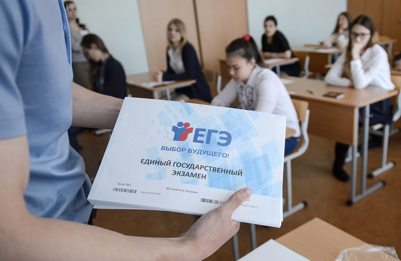 На Дону прокуратура выявила факты продаж ответов на государственные экзамены  Надзорные органы выявили случаи продаж в сети интернет ответов на экзаменационные задания для учащихся 9-х и 11-х классов в четырех регионах России, включая Ростовскую область. Об этом сообщает пресс-служба Генпрокуратуры РФ.    «Продолжается работа по ограничению доступа к сведениям о продаже экзаменационных заданий и ответов к ним. Иски о признании такой информации запрещенной к распространению направлены прокуратурой Москвы, Краснодарского края, Московской и Ростовской областей. Одновременно судами по инициативе прокуроров приняты меры предварительной защиты в виде ограничения доступа к данной информации»,— отмечают в ведомстве.   Подписаться на "Новости Ростова"    Прислать новость