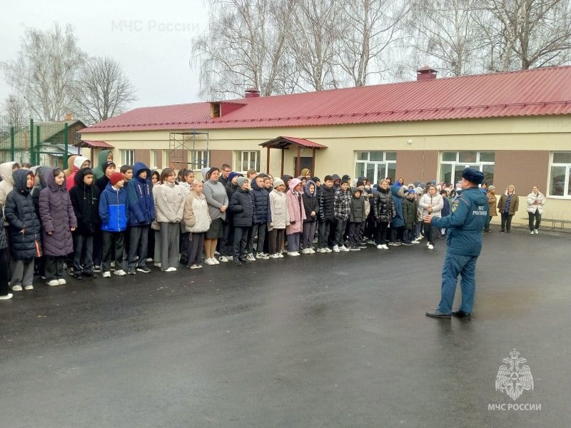 В учебном учреждении Богородикого района прошли пожарно-тактические учения   Богородицкие спасатели МЧС России провели учения по теме: «Тушение пожаров в учебных учреждениях», где ликвидировали условное возгорание в Центре образования №14 посёлка Бегичевский.    По замыслу учения из-за короткого замыкания электропроводки в помещении раздевалки на 1 этаже возник пожар. До прибытия спасателей персоналом учреждения была организована эвакуация, тушение условного пожара первичными средствами пожаротушения.   Немедленно к месту возгорания были направлены расчеты Богородицкого пожарно-спасательного гарнизона. Первое прибывшее аварийно-спасательное подразделение произвело разведку всех помещений. Затем сотрудники МЧС России проложили рукавную линию к "очагу возгорания" и приступили к тушению "огня".     В ходе тренировки были отработаны приёмы и способы проведения спасательных работ, подача огнетушащих средств, работа звеньев газодымозащитной службы.    МЧС Тульской области  подписаться