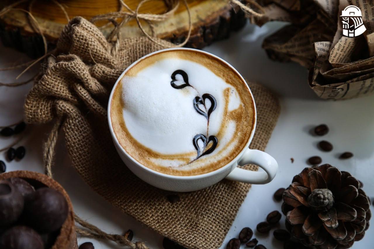 Россияне покупают почти 700 тысяч чашек кофе каждый день В среднем за месяц в кофейнях России потребляют 10 3 млн литров кофе Капучино латте и другие напитки с молоком занимают 80 от всех продаж На эспрессо и американо приходится лишь 20 Типичная цена чашки кофе выросла за год на 15 и достигла 213 рублей При этом средний чек за визит составляет 463 рубля 17 к прошлому году ведь покупатели часто берут к напитку выпечку или сэндвичи Каждый третий россиянин тратит на кофе с собой от 3 до 5 тыс рублей в месяц 11 покупают его хотя бы раз в день а 3 по несколько раз kvadratnymaster