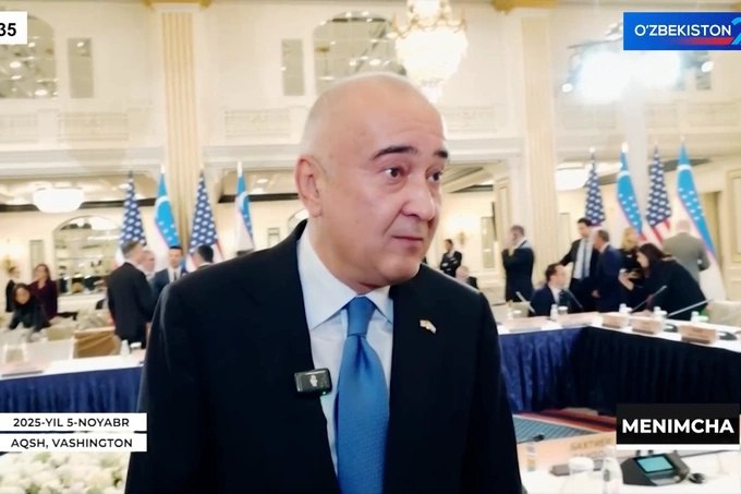 Akfa совместно с турецким партнером построит фабрику в США за 600 млн Артыкходжаев Основатель Akfa Group Джахонгир Артыкходжаев рассказал о строительстве промышленной фабрики в США Проект реализуется совместно с турецкой компанией Здесь в штате Кентукки планируем производить алюминиевую продукцию а также запасные части для автомобилей солнечных панелей и окон Мы уже начали реализацию проекта В первый год будут привлечены 105 млн инвестиций Кроме того привлекаются 600 млн инвестиций в нашу фабрику в США поделился бизнесмен В феврале 2024 года компания Benkam входящая в группу компаний Akfa осуществила первую поставку алюминиевых профилей в США В Akfa Group назвали рынок США и Северной Америки приоритетным направлением экспорта   www spot uz ru 2025 11 10 akfa usa На фото Джахонгир Артыкходжаев Telegram Instagram YouTube