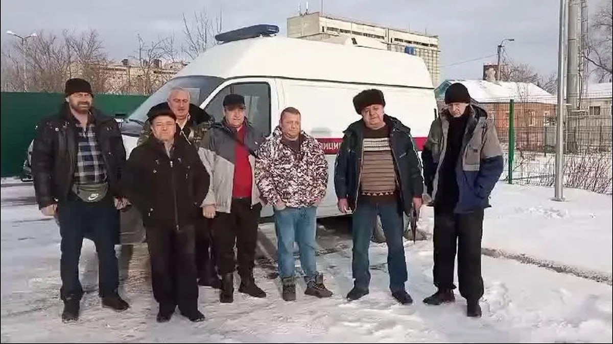 Главврач больницы в Ростовской области ответил на жалобу водителей скорой помощи    Главный врач ЦРБ Шолоховского района Ростовской области Сергей Кочуев ответил на обращение водителей скорой помощи, которые пожаловались на нарушения трудового законодательства и плохие условия труда.    Водители сообщили, что их с января переводят на новый трудовой договор и они будут обязаны водить пациентов по всей области. Однако техническое состояние автомобилей оставляет желать лучшего и они не хотят рисковать жизнями пациентов.    «Мы рискуем не только своими жизнями и жизнями наших пациентов, но и других участников дорожного движения»,— отмечают авторы видео.    В ответ на жалобу главный врач отметил, что маршрутизация больных устанавливается приказами министерства здравоохранения региона.    Что касается плохого состояния автомобилей, то всю вину главный врач возложил на самих водителей, у которых в обязанности входит содержание автомобилей в состоянии постоянной готовности. Проблем с запчастями, как следует из ответа, в Шолоховском районе нет.   Подписаться на "Новости Ростова"    Прислать новость