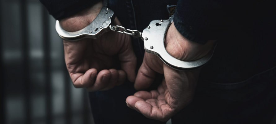 Запорожские полицейские раскрыли кражу по горячим следам В дежурную часть Управления МВД России «Мелитопольское» поступило заявление о краже от местной жительницы. Женщина рассказала полицейским, что кто-то украл у нее сумку, в которой были документы, дорогостоящий гаджет и наличные средства. Сумма ущерба составила 80 000 рублей. Сотрудники отдела уголовного розыска, по горячим следам, в ходе проведения оперативно – розыскных мероприятий установили подозреваемую в преступлении. Ею оказалась безработная жительница Мелитополя. Она не успела ничего сделать с украденным и скоро все похищенное будет возвращено законной владелице. ‼ В настоящее время по данному факту возбуждено уголовное дело по части 3 статьи 158 УК РФ «Кража». Санкции данной статьи предполагают срок лишения свободы до 6 лет. Полиция Запорожской области. Подписаться